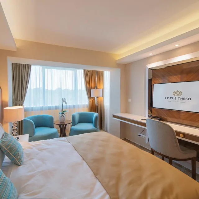 غرفة بسرير كوين، Lotus Them Spa Luxury Resort 1/2
