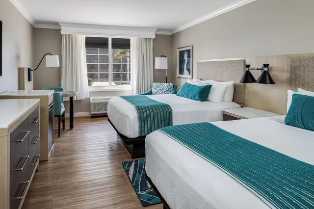 غرفة قياسية بسريرين كوين بإطلالة، Delray Sands Resort 1/2