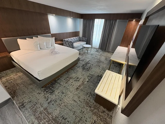 غرفة قياسية بسرير كينج مع أريكة، Best Western Premier Lakeland North 3/4