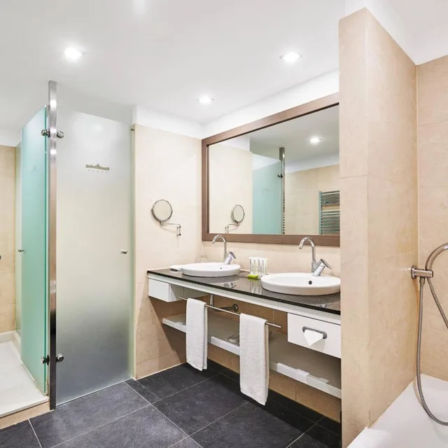 Contemporary, Premium, King Bed, Beach Front، Le Meridien Ra Beach Hotel And Spa 3/3