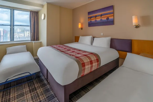 غرفة قياسية رباعية بسرير مزدوج مع أريكة، Britannia Inn Glasgow 1/10