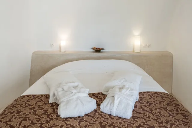 Suite, 1 Single and 2 Double Beds, Caldera View, Sofa، Fanari Villas 7/10