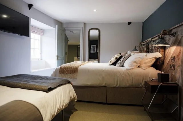 Family, Futon Bed, King Bed, Castle Inn 1/3