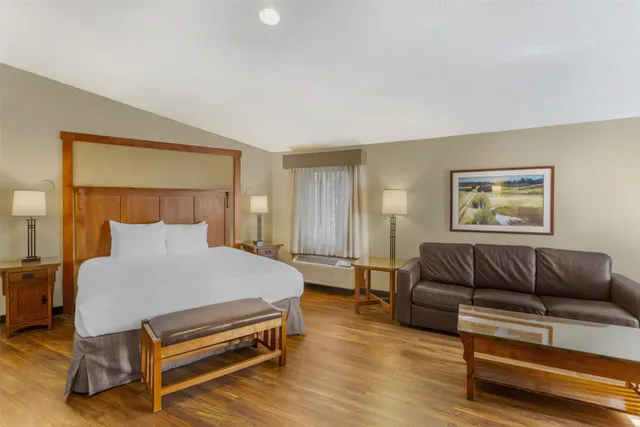 Suite, King Bed, Dining Area, Sofa, Jetted Tub، Best Western Plus High Country Inn 1/8