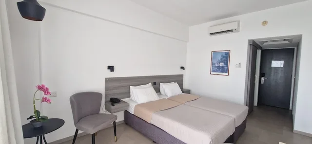 غرفة قياسية بسرير كينج بإطلالة على البحر، Navarria Hotel 2/7