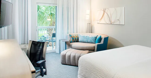 غرفة بسرير كينج بإطلالة على الفناء مع أريكة، Courtyard by Marriott West Palm Beach 11/18
