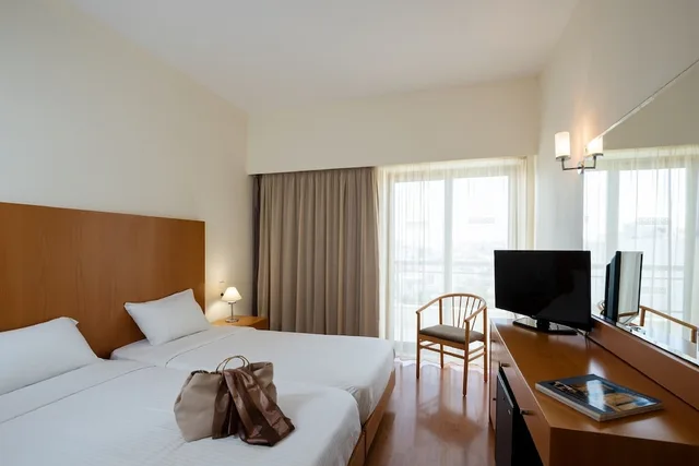 غرفة كلاسيكية بسريرين منفصلين بإطلالة على المسبح، Angela Downtown Hotel 1/4