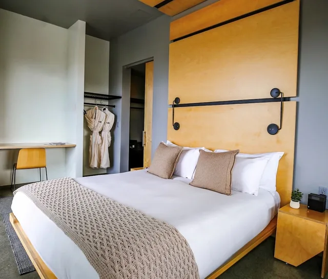 جناح بسرير كينج مع أريكة، The Source Hotel 4/10