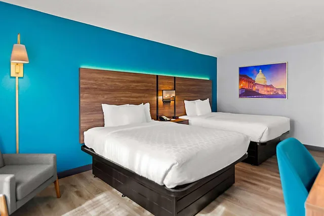 غرفة بسريرين مزدوجين في طابق مرتفع، Clarion Inn Falls Church-Arlington 4/8