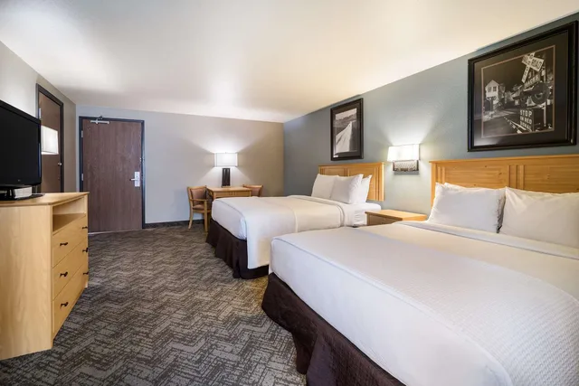 غرفة بسريرين كوين، Best Western Golden Spike Inn & Suites 1/4