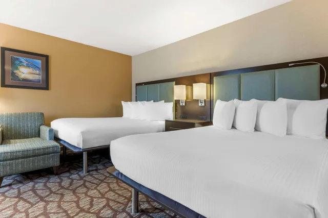 غرفة بسريرين كوين بمطبخ صغير بحوض استحمام لذوي الإعاقة، Best Western Plus Oceanside Palms 2/8