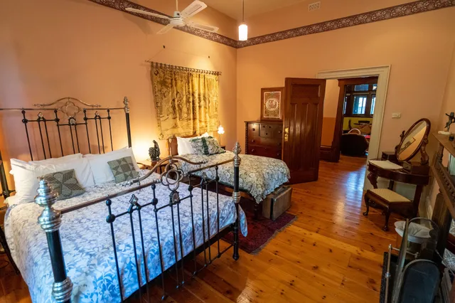 2 Bedrooms, Classic, Apartment, King Bed, 1 Queen and 1 Single Bed, Butler، Buxton Manor 1/1