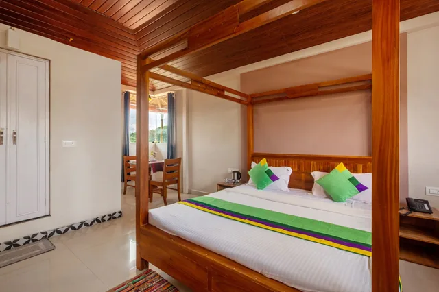 غرفة ديلوكس بسرير كوين، Treebo Vrindavan Coorg 2/4