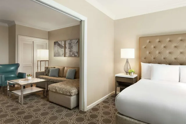 جناح بسرير كينج بغرفة نوم واحدة مع أريكة، Hilton New Orleans/St. Charles Avenue 1/2