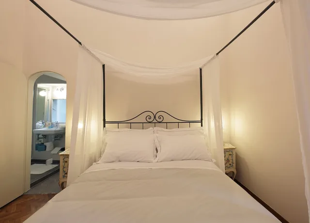 Standard, Queen Bed, Corsini Tintori 2/7