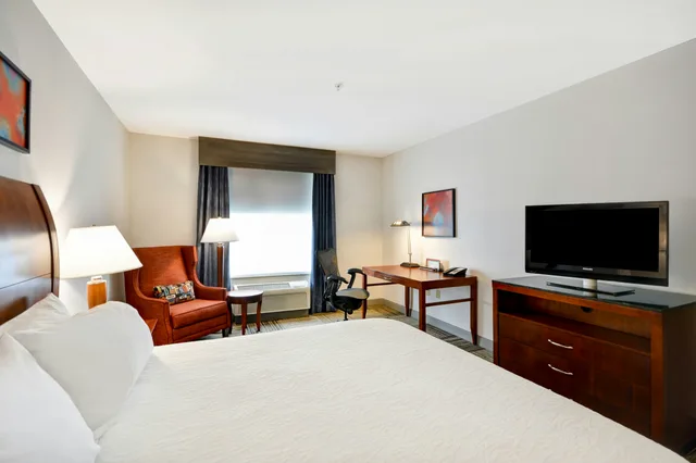 غرفة بسرير كينج بحوض جاكوزي، Hilton Garden Inn Gulfport Airport 3/6