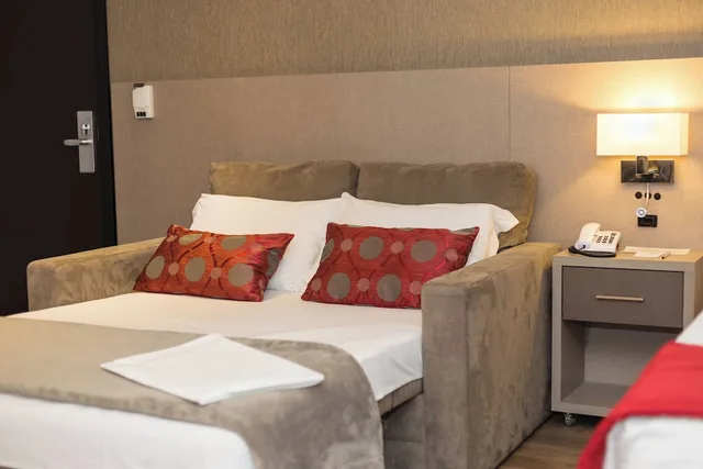 غرفة بريميوم رباعية بسرير كوين وسرير فردي مع أريكة، Faial Prime Suites 3/10