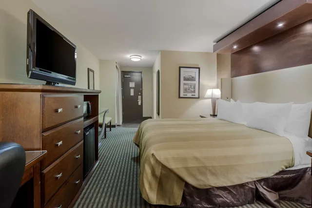 غرفة قياسية بسرير كينج، Best Western Premier Denham Inn and Suites 1/3