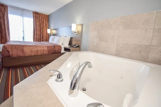 غرفة قياسية بسرير كينج بحوض جاكوزي، Quality Inn and Suites Sulphur Springs TX 5/6