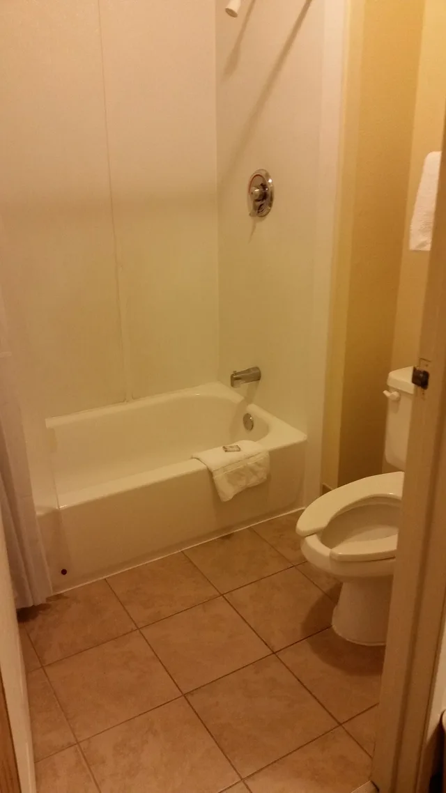 غرفة قياسية بسرير كينج للمدخنين، Travel Inn Motel 6/8