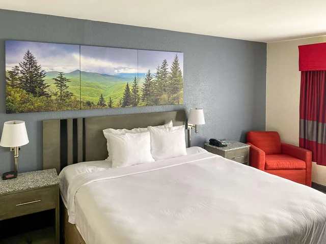 Upgrade, King Bed, Accessible، Clarion Pointe - Greensboro Coliseum Area 1/1
