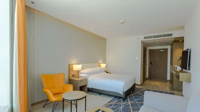 غرفة قياسية بسرير كينج مع أريكة لذوي الإعاقة، فندق كلاريون مطار جدة(Clarion Hotel Jeddah Airport) 6/10