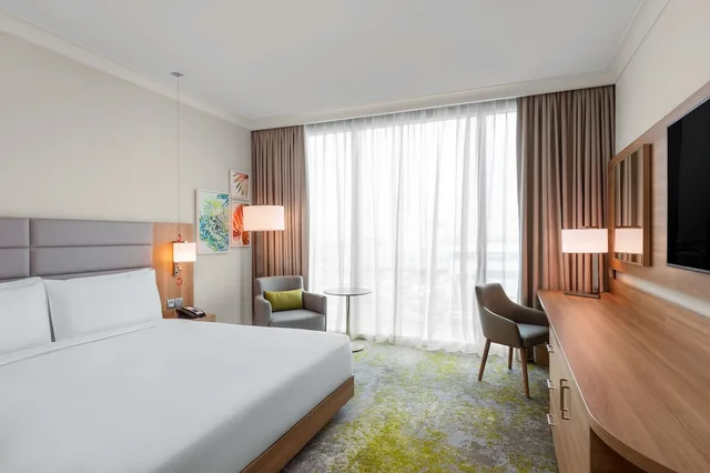 غرفة قياسية بسرير كينج لذوي الإعاقة، Hilton Garden Inn Kuwait 1/10