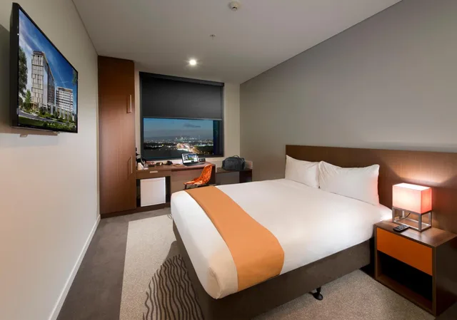 Standard, King Bed, Queen Bed, ibis Brisbane Airport Hotel 2/5