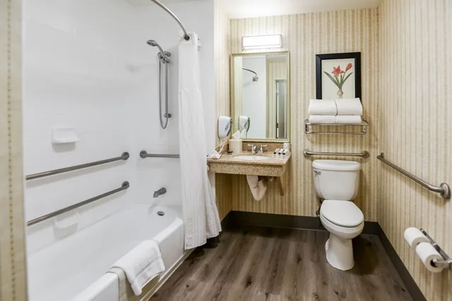 غرفة قياسية بسريرين كوين لذوي الإعاقة، Shutters Hotel 7/8