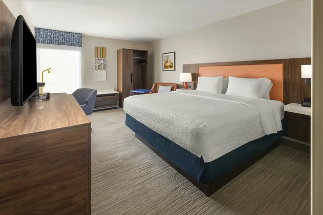 غرفة بسرير كينج، Hampton Inn Somerset, PA 2/3