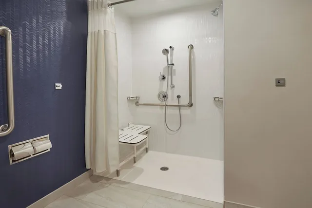 جناح بسرير كينج مع أريكة لذوي الإعاقة، Fairfield Inn & Suites by Marriott Orillia 5/6