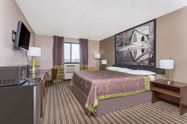 غرفة بسرير كينج، Super 8 by Wyndham Columbus Airport 2/6