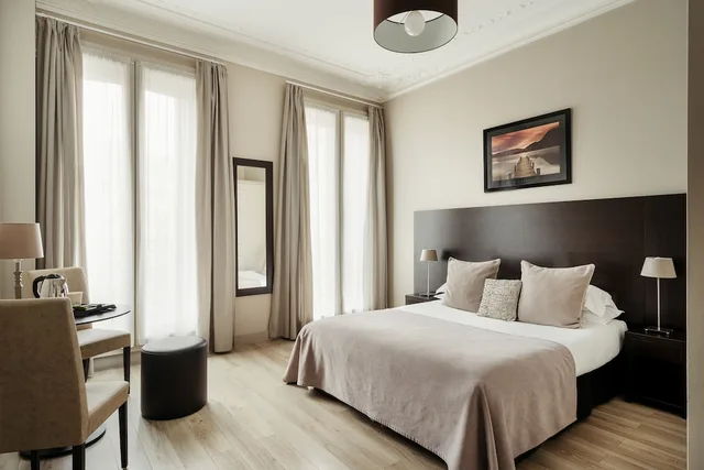 غرفة ديلوكس بسرير كوين بإطلالة على المدينة، HOTEL D'ARGENSON 1/3