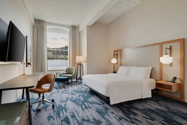 غرفة بسرير كينج لذوي الإعاقة، Fairfield Inn & Suites Madison Historic Eagle Cotton Mill 2/8