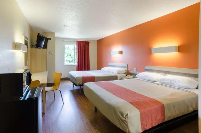 غرفة بسريرين كوين للمدخنين، Motel6 Bristol, VA 2/8
