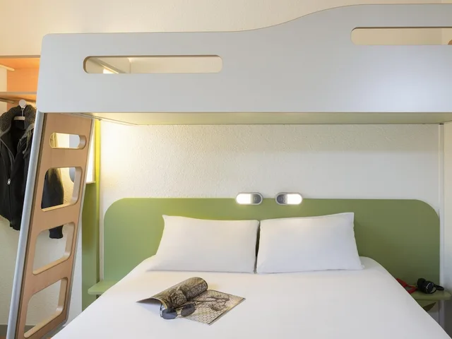 Room, 1 Double and 1 Single Bed, Murphy Bed، Ibis Budget Lyon Confluence 8/10