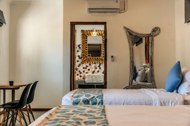 Superior, Twin Beds, Komodo Suites Downtown 9/10