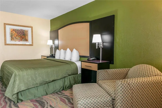 غرفة بسرير كينج، Quality Inn Conference Center Logansport 2/3