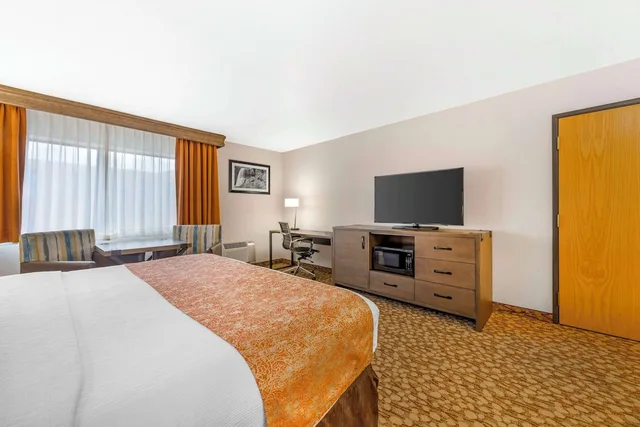 غرفة قياسية بسرير كينج لذوي الإعاقة، Best Western Plus Mill Creek Inn 2/3