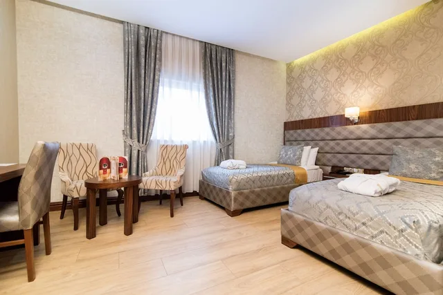 غرفة قياسية ثلاثية بسرير مزدوج وسرير فردي، Midmar Deluxe Hotel 2/6