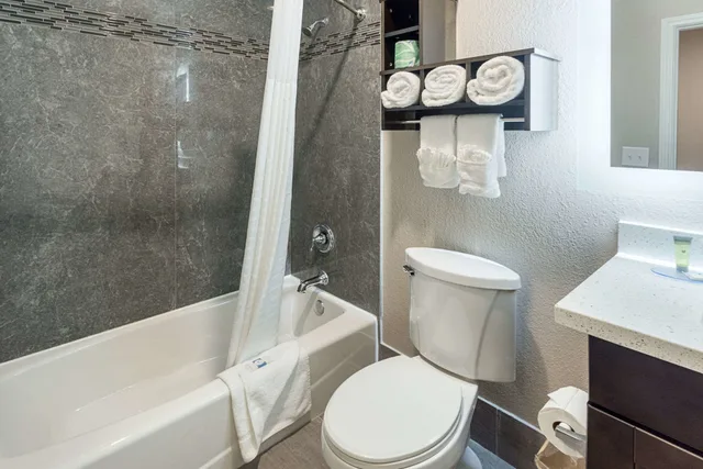 efficiency, suite, 2 queen beds, smoking، Econo Lodge Inn and Suites Houston NW-Cy-Fair 2/4