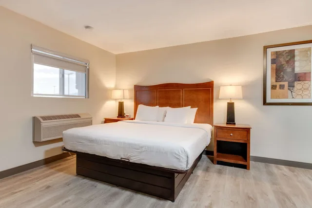 غرفة قياسية بسرير كينج، Suburban Studios Near Mesa Verde 1/8