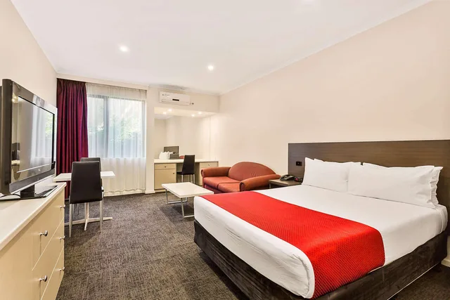 Renovated, Queen Bed، Quality Hotel Manor 1/3
