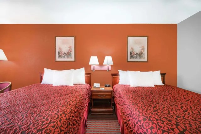 غرفة قياسية بسريرين كوين، Days Inn by Wyndham McAllen 4/6