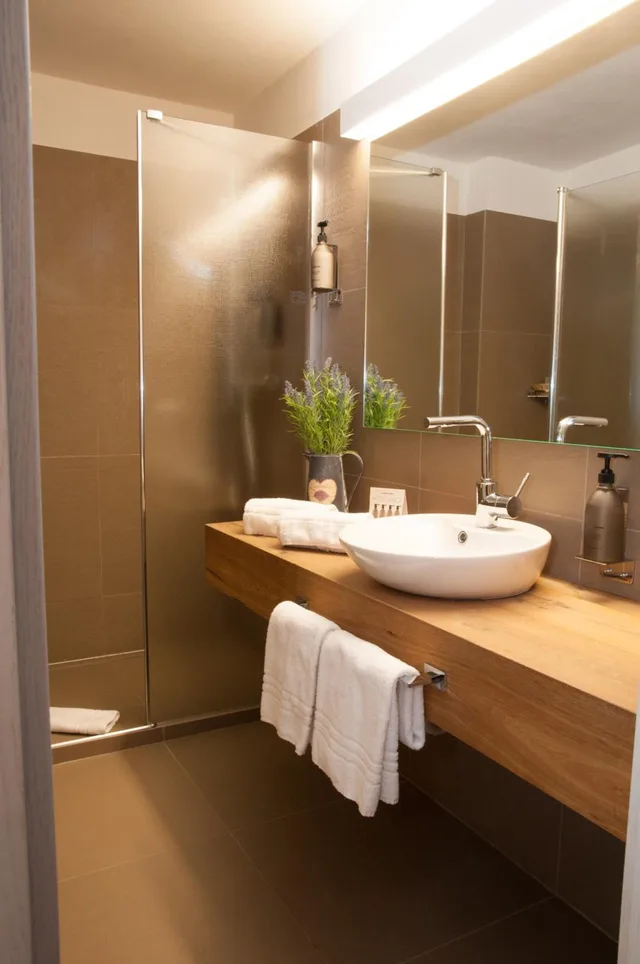 جناح جونيور، Charme Hotel Alexander 6/6