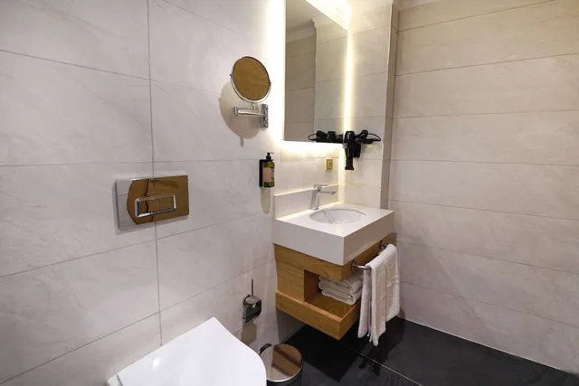 غرفة بسرير كينج لذوي الإعاقة، Days Inn by Wyndham Istanbul Bomonti 5/6
