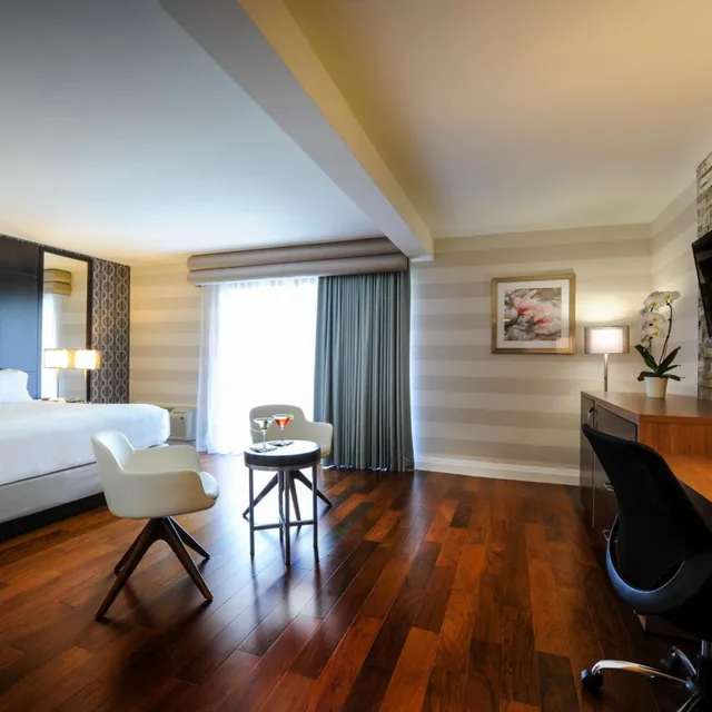 غرفة بسرير كينج بحوض جاكوزي، Holiday Inn by the Falls 2/5