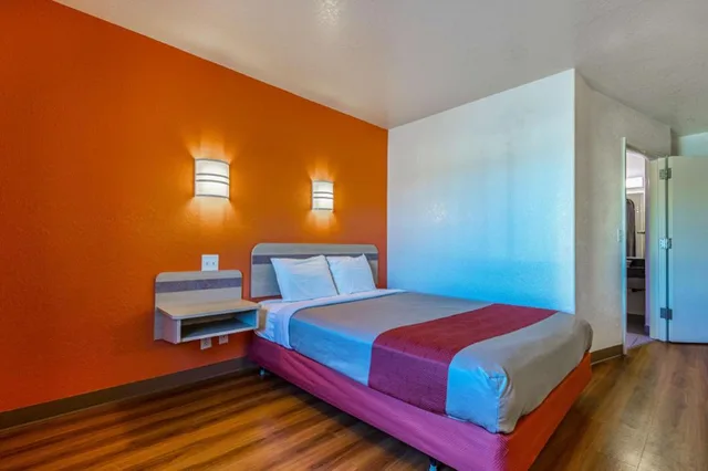 1 Queen Bed - ADA/RI Shower/Non-Smoking، Motel6 Beatty, NV - Death Valley 6/10