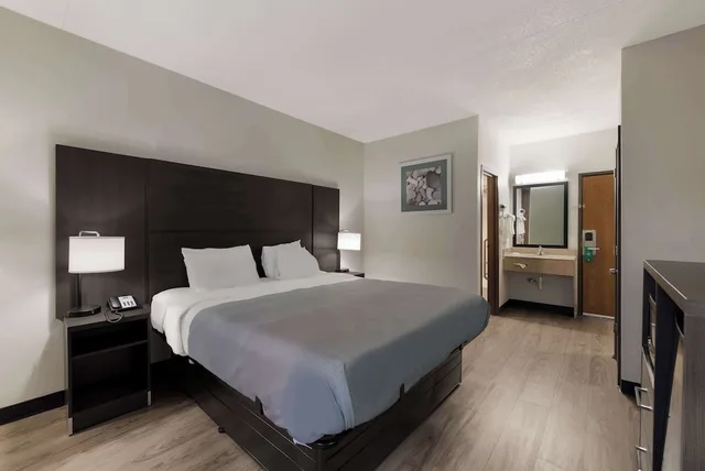 غرفة قياسية بسرير كينج، Quality Inn Merriam Kansas City 4/10