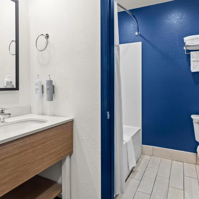 غرفة بسرير كينج وسريرين كوين، Spark by Hilton Evansville Downtown 4/5